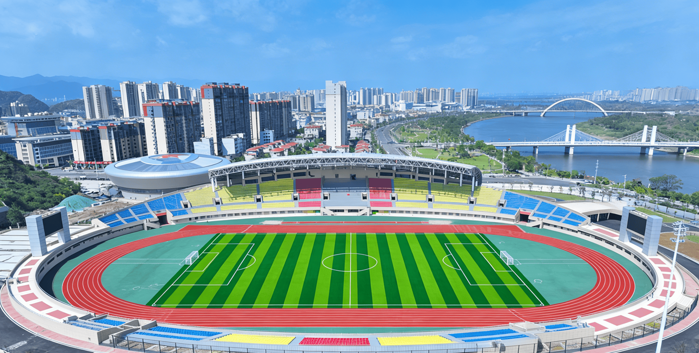 生成学校足球场全景图 (1).png
